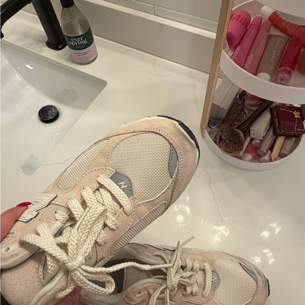 New Balance Women's Beige and Gray Athletic Shoes - Picture 5 of 6